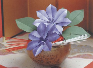 折り紙のクレマチスの正月飾り