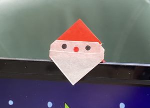 サンタクロースのWebカメラカバーの折り紙